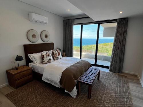 Ένα ή περισσότερα κρεβάτια σε δωμάτιο στο Luxury 5 Bedroom House Pinnacle Point Golf Estate