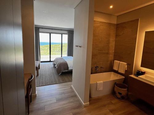 Ένα μπάνιο στο Luxury 5 Bedroom House Pinnacle Point Golf Estate