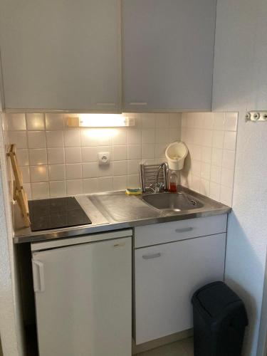 une petite cuisine avec un évier et un comptoir dans l'établissement Studio piscine et plage N45, à Quiberon