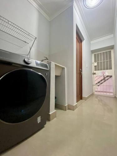 サントドミンゴにあるOasis Colonialの部屋の中に大きなテレビがあるリビングルーム