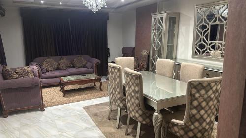 شقة سوبر لوكس كبيرة و مفروشة بالكامل