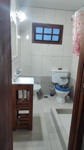 a bathroom with a sink and a toilet at Hermoso loft con balcón y terraza in Olavarría
