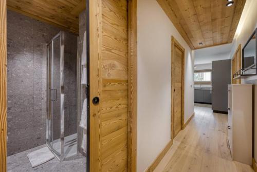 - un couloir avec une porte en bois dans une maison dans l'établissement Ski in Ski out serviced apartment in Megeve, à Megève