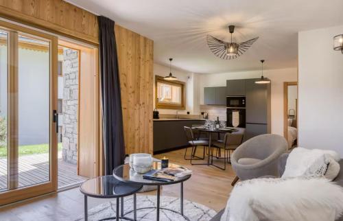 un salon avec un canapé et une table dans l'établissement Ski in Ski out serviced apartment in Megeve, à Megève