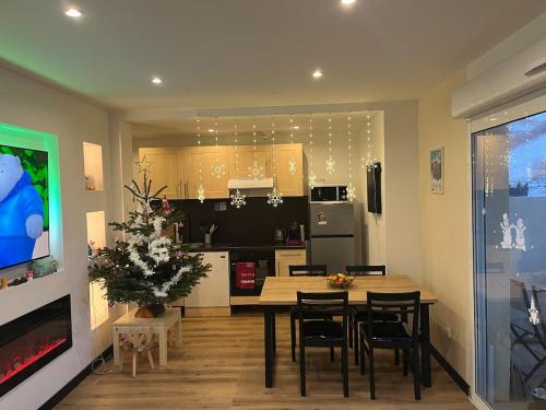 une cuisine avec une table et des chaises ainsi qu'une salle à manger dans l'établissement Foux d 'Allos en rez de neige, à La Foux d'Allos