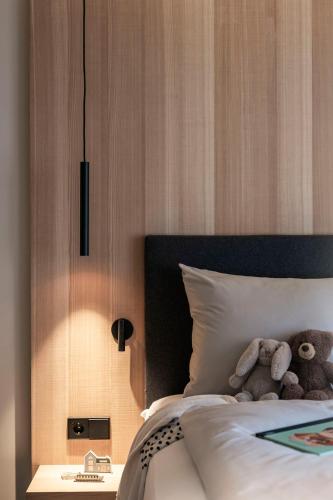 two teddy bears sitting on top of a bed at apartments arduus - high living in Naturno