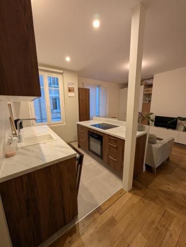 une cuisine avec un comptoir et un salon dans l'établissement Appartment T2 Asnières Gare, à Asnières-sur-Seine