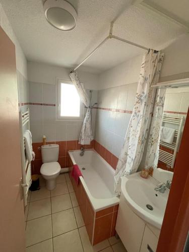 une salle de bain avec une baignoire, des toilettes et un lavabo dans l'établissement Villa T2 Domaine de Manon, à Signes
