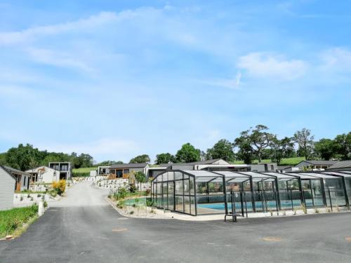 budynek z szklarnią po stronie drogi w obiekcie Chalet enchanteur à Arzal avec vue sur lac et piscine partagée w mieście Arzal