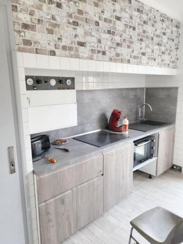 une cuisine avec un évier et un plan de travail dans l'établissement Appartement charmant à Ria-Sirach avec vue sur montagnes, 80 m², à Ria