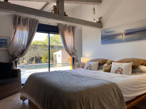 Ένα ή περισσότερα κρεβάτια σε δωμάτιο στο VILLA au calme avec VUE MAGNIFIQUE -entièrement climatisée - piscine