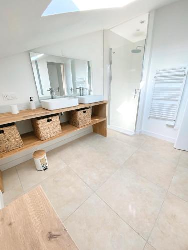 une salle de bain avec un lavabo et un miroir dans l'établissement Chambre PRIVÉE climatisée dans COLOCATION - Pessac - Tram B - WIFI - Terrasse - REF BR1, à Pessac