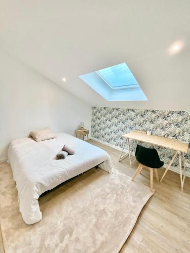 - une chambre avec un lit, un bureau et une lucarne dans l'établissement Chambre PRIVÉE climatisée dans COLOCATION - Pessac - Tram B - WIFI - Terrasse - REF BR1, à Pessac