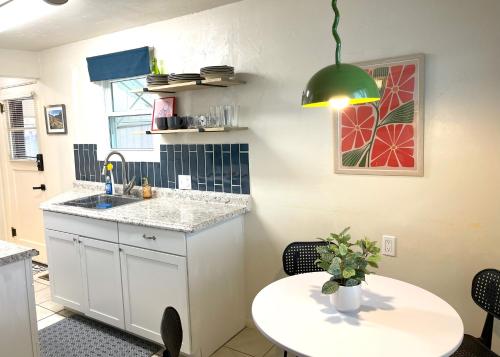 Η κουζίνα ή μικρή κουζίνα στο Vintage Casita - 2 Bed, Pet Friendly!