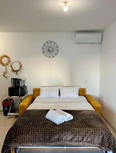 Una cama o camas en una habitación de Studio neuf avec acces piscine