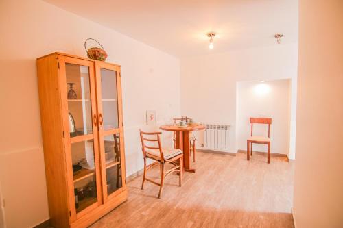 a room with a table and chairs and a cabinet at QOSQO BELVEDERE, apartamento en Cuesta San Blas in Cusco