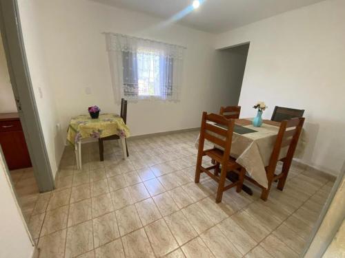 a dining room with a table and a table and chairs at Chácara Andorinhas São Pedro SP in São Pedro