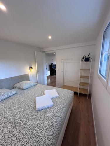 une chambre avec deux lits avec des serviettes dessus dans l'établissement La Maison N6, à Saint-Joseph