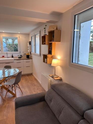 un salon avec un canapé et une table dans l'établissement La Maison N6, à Saint-Joseph