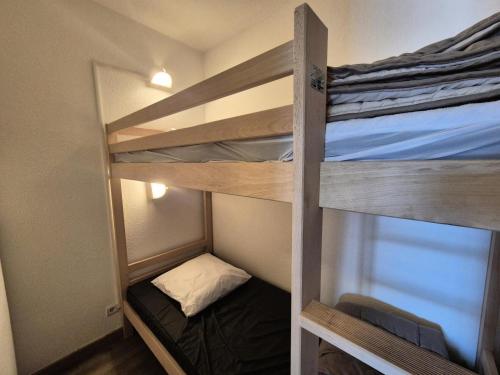 - deux lits superposés dans une petite chambre dans l'établissement Résidence Plein Soleil - Appartement skis aux pieds · Proche du funiculaire MAE-4594, à Tignes