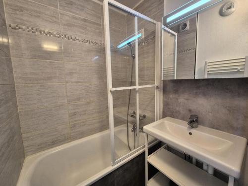 une salle de bain avec un lavabo, une douche et une baignoire dans l'établissement Résidence Plein Soleil - Appartement skis aux pieds · Proche du funiculaire MAE-4594, à Tignes