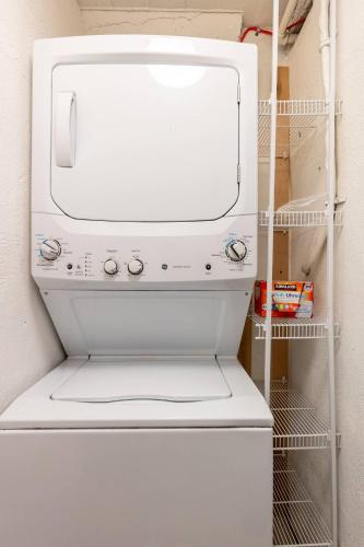 Galería fotográfica de ENTIRE BACHELOR UNIT EN-SUITE UPTOWN WATERLOO - e4 en Waterloo