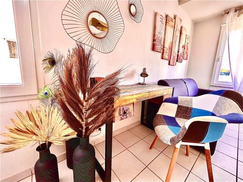 a room with a table and two vases with plants at Studio Le Pradet in Le Pradet