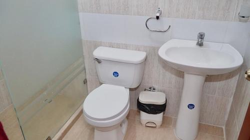 Bilik mandi di Apartamento Duarte Suites