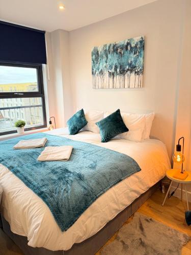 En eller flere senge i et værelse på Luxury Super-King Bed Flat in Town Centre