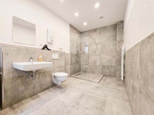 Koupelna v ubytování Tolstov Apartments - City Center Apartment with 5 Rooms - 10 Min Messe DUS