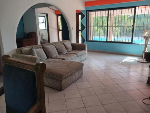 a living room with a couch and a table at Casa con alberca y jardin en parres jiutepex in Jiutepec