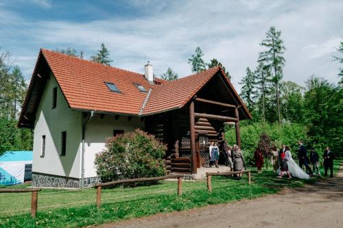 a group of people standing outside of a house at Chata BABÍ LOM in Lelekovice