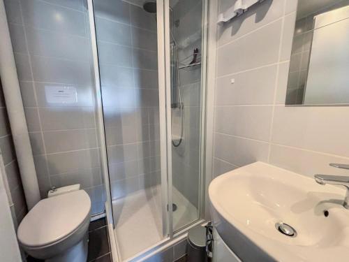 une salle de bain avec une douche, des toilettes et un lavabo dans l'établissement Résidence Oisans - Appartement pour 10 personnes MAE-4001, aux Menuires