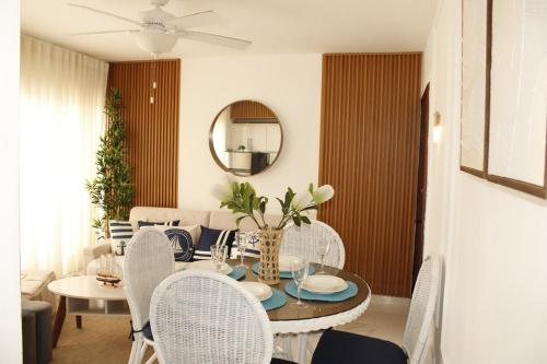 Un comedor con mesa y sillas en Apartamento Playa Juan dolio, en Villas del Mar