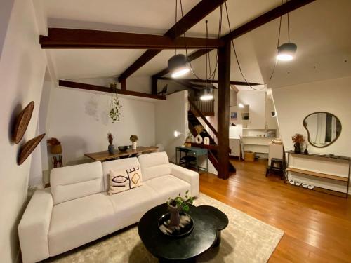 un salon avec un canapé blanc et une table dans l'établissement Appartement Vue sur Seine, à Paris