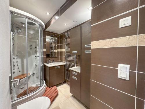 une salle de bain avec une douche, des toilettes et un lavabo dans l'établissement Havre de Tranquillité Proche Pau, à Billère