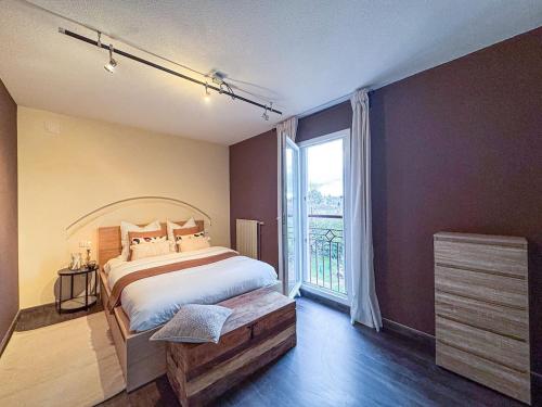 une chambre avec un grand lit et une grande fenêtre dans l'établissement Havre de Tranquillité Proche Pau, à Billère