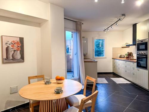 une cuisine et une salle à manger avec une table et des chaises dans l'établissement Havre de Tranquillité Proche Pau, à Billère