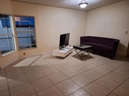 TV a/nebo společenská místnost v ubytování 1233 Apartment 1 Miami