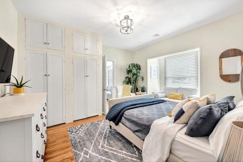 a bedroom with a bed and a couch at Decca's Uptown Oasis in Siloam Springs
