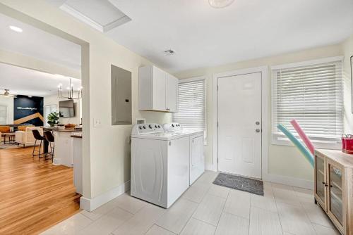 a kitchen with a white stove top oven in a room at Decca's Uptown Oasis in Siloam Springs