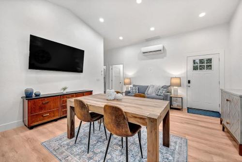 a living room with a wooden table and chairs at Decca's Guesthouse in Siloam Springs