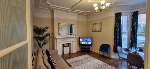 a living room with a couch and a television at Charming Flat in Wimbledon in London