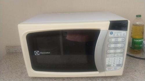 a white microwave oven sitting on top of a counter at Zen Garden Experience - Inn & Bistrô in Foz do Iguaçu