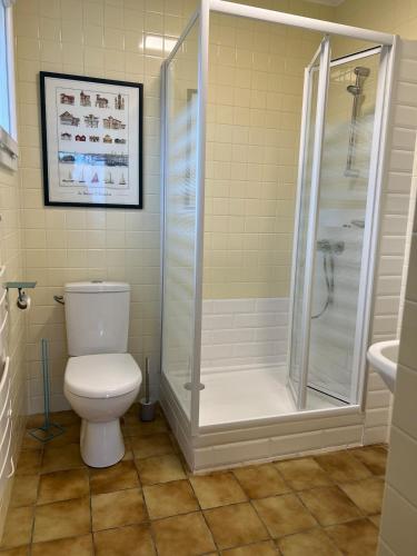 une salle de bain avec toilettes et douche dans l'établissement ARES - Maison le Paradis, à Arès