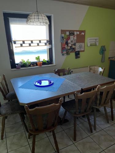 Imagen de la galería de Schöne Zimmer mit gemeinsamer Nutzung von Bad, Toilette und Küche, en Schwarzbach