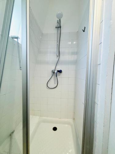 La salle de bains est pourvue d'une douche et d'une baignoire. dans l'établissement Appartement porte de Saint Ouen, à Paris