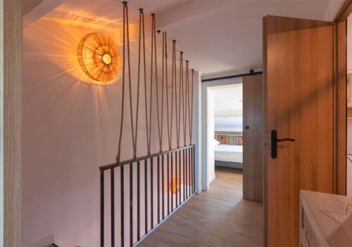 un couloir menant à une chambre lumineuse dans l'établissement Duplex moderne à 5 min Aix, à Aix-en-Provence