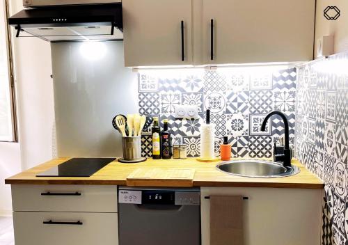 une cuisine avec un évier et un plan de travail dans l'établissement Studio Carmes, à Angoulême