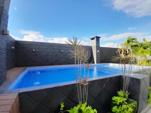 Espacio Chic في سانتا كروز دي لا سيرا: حمام سباحة في الفناء الخلفي للمنزل